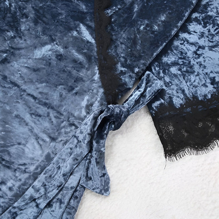 Détail d'un kimono en velours bleu avec bordure en dentelle noire et ceinture nouée. Vêtements de détente élégants, kimonos en vente.