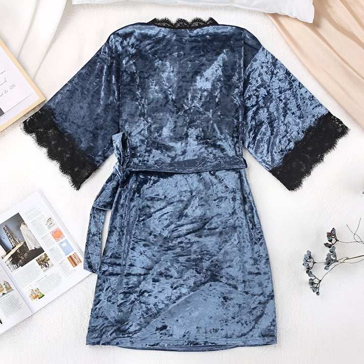 Kimono bleu en velours avec dentelle noire. Vêtement d'intérieur élégant avec ceinture. Parfait pour se détendre avec style.