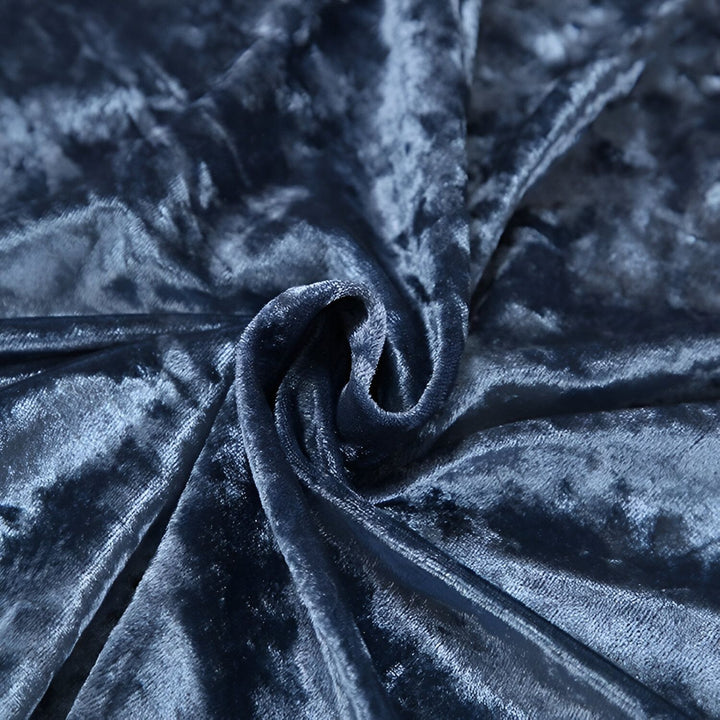 Tissu de velours bleu marine froissé. Détail du textile luxueux pour kimono. Texture douce et élégante.