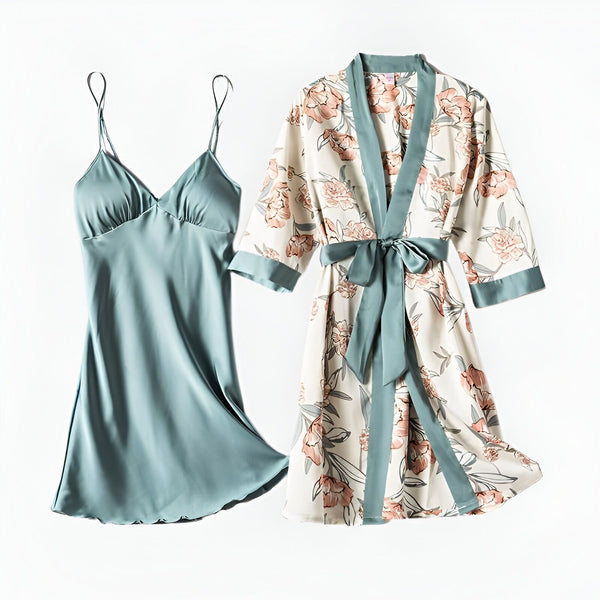 Ensemble kimono : nuisette en satin bleu clair et peignoir fleuri avec ceinture bleue. Vêtements de nuit confortables et élégants. Idéal pour se détendre à la maison. Kimonos de qualité disponibles à l'achat.
