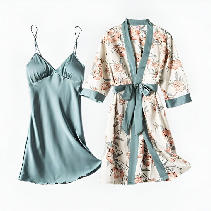Ensemble kimono : nuisette en satin bleu clair et peignoir fleuri avec ceinture bleue. Vêtements de nuit confortables et élégants. Idéal pour se détendre à la maison. Kimonos de qualité disponibles à l'achat.