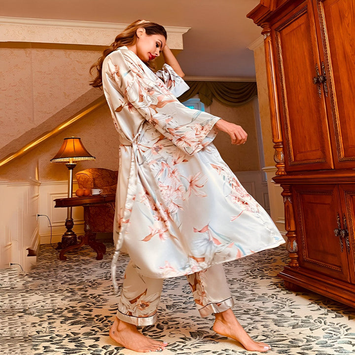 Femme portant un kimono fleuri élégant. Peignoir kimono en satin doux avec motifs floraux délicats. Vêtements de détente confortables et chics. Découvrez notre collection de kimonos uniques.