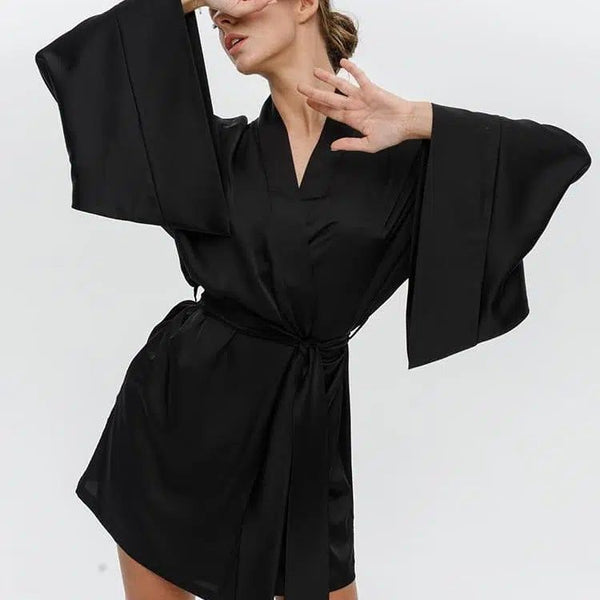 Femme portant un kimono noir en soie avec manches évasées. Vêtements d'intérieur élégants. Kimonos de qualité supérieure à vendre.