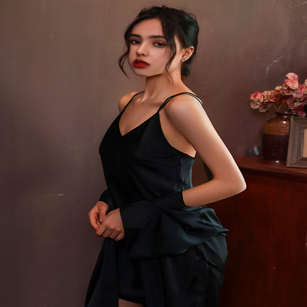 Femme portant un kimono noir élégant, disponible sur notre boutique. Découvrez notre collection de kimonos pour un style unique. Mode femme, kimono tendance.