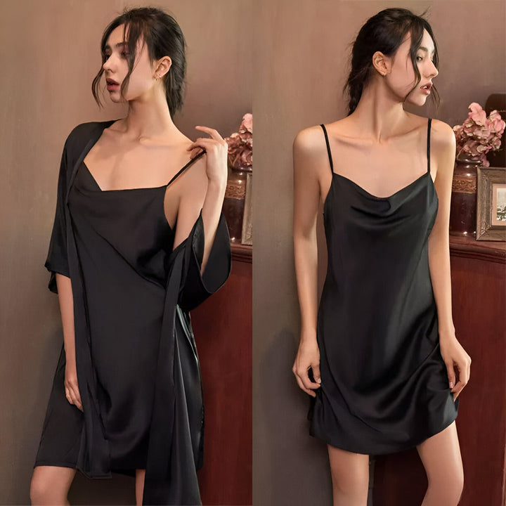 Femme portant une nuisette noire avec kimono assorti. Kimonos élégants et confortables disponibles en ligne.