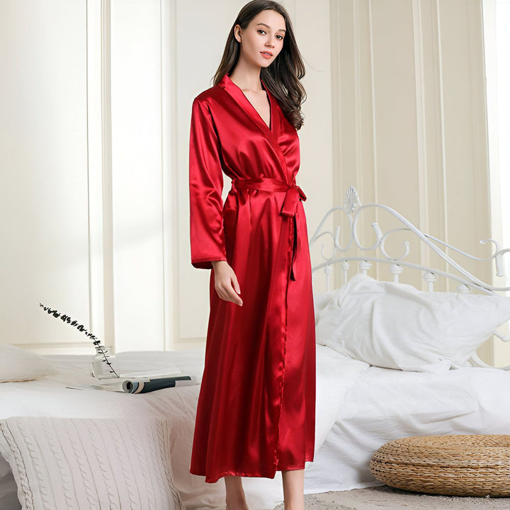 Femme portant un kimono rouge en soie, élégant et confortable. Parfait comme vêtement de nuit ou peignoir. Découvrez notre collection de kimonos de qualité.