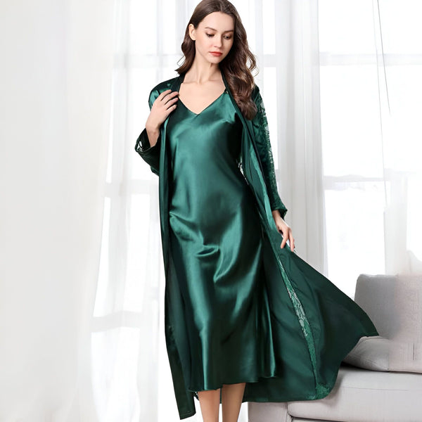 Femme portant un kimono vert en soie avec une robe assortie. Kimonos élégants et confortables pour la détente à la maison.