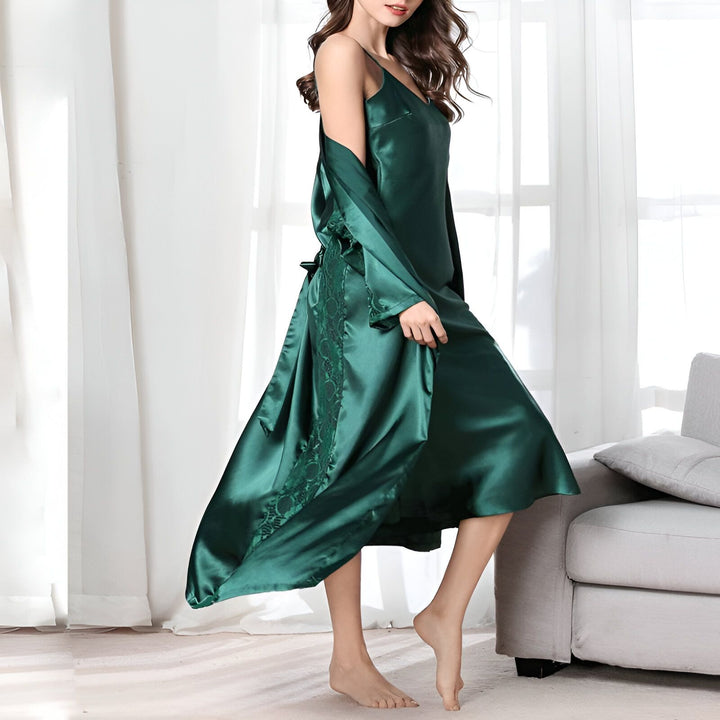 Femme portant un kimono vert émeraude en soie, avec une nuisette assortie. Vente de kimonos élégants et confortables.