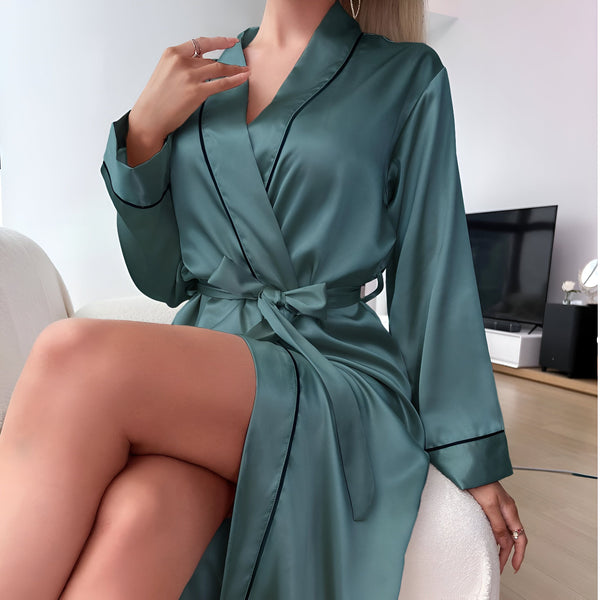 Femme portant un kimono vert en soie. Vêtements d'intérieur élégants et confortables. Découvrez notre collection de kimonos de luxe.