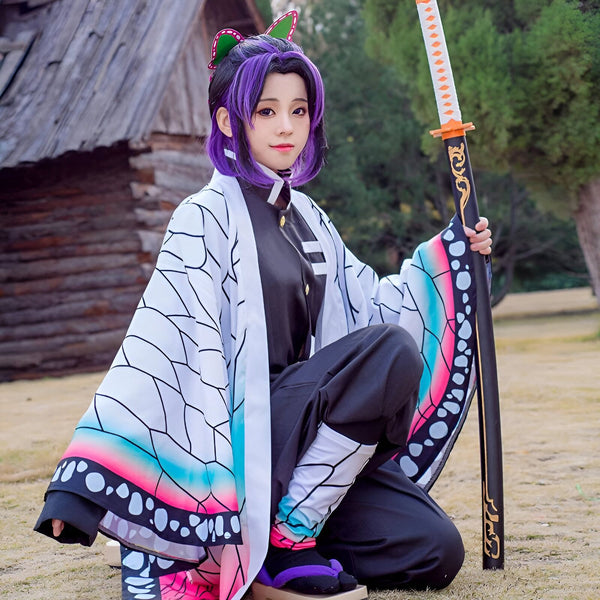 Cosplay de Shinobu Kocho de Demon Slayer avec un kimono à motifs d'ailes de papillon. Vente de kimonos inspirés d'anime.