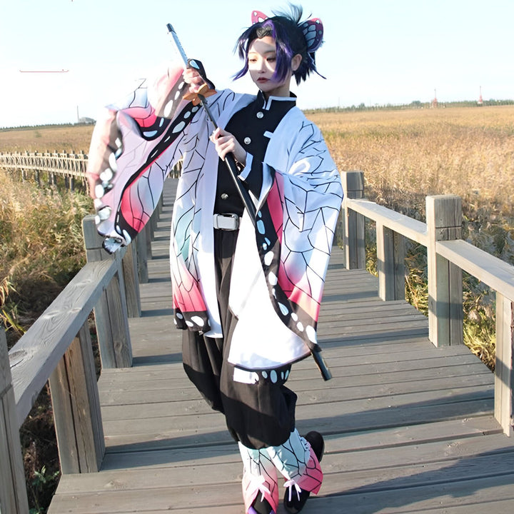 Femme portant un kimono papillon inspiré de Demon Slayer, tenant une épée. Disponible dans notre collection de kimonos.