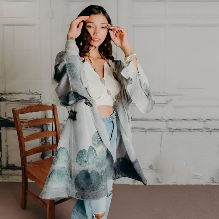 Femme portant un kimono imprimé de feuilles, style décontracté. Kimonos uniques et artisanaux disponibles à l'achat. Boutique de kimonos en ligne.