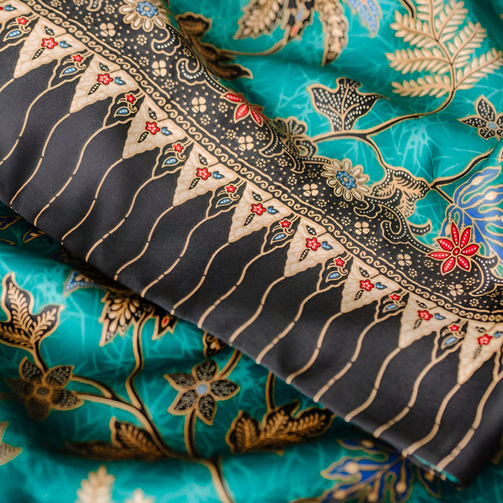 Motif floral complexe sur tissu de kimono. Détail des couleurs vives et du design traditionnel. Texture de tissu riche et motifs décoratifs. Découvrez notre collection de kimonos uniques.