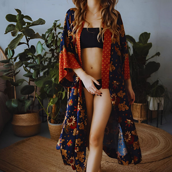 Femme portant un kimono bleu et orange à motifs floraux. Vêtements de détente élégants. Découvrez notre collection de kimonos uniques.