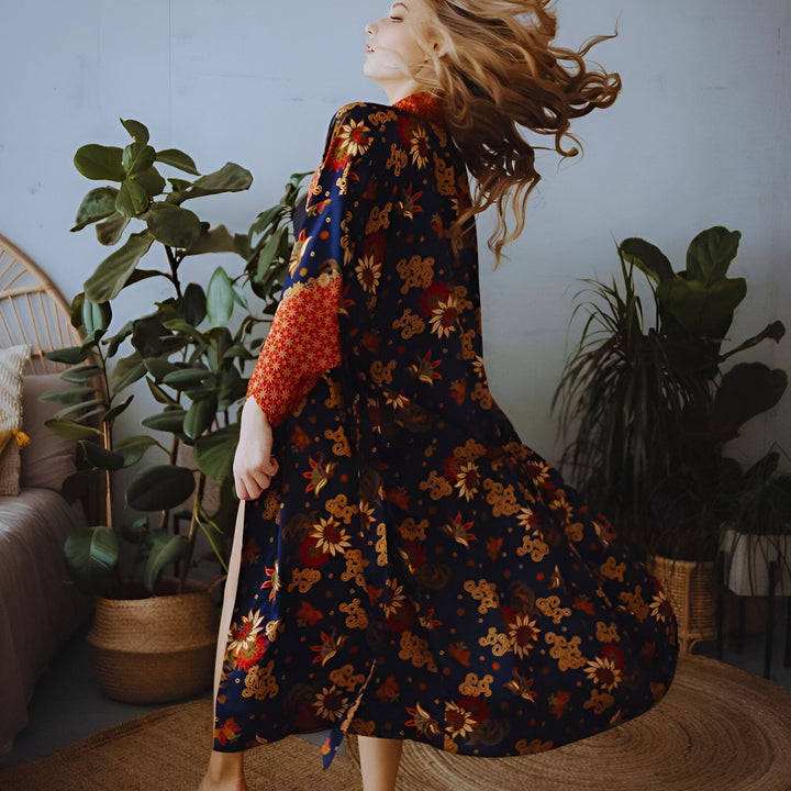 Femme portant un kimono fleuri, manches rouges. Vente de kimonos en ligne.