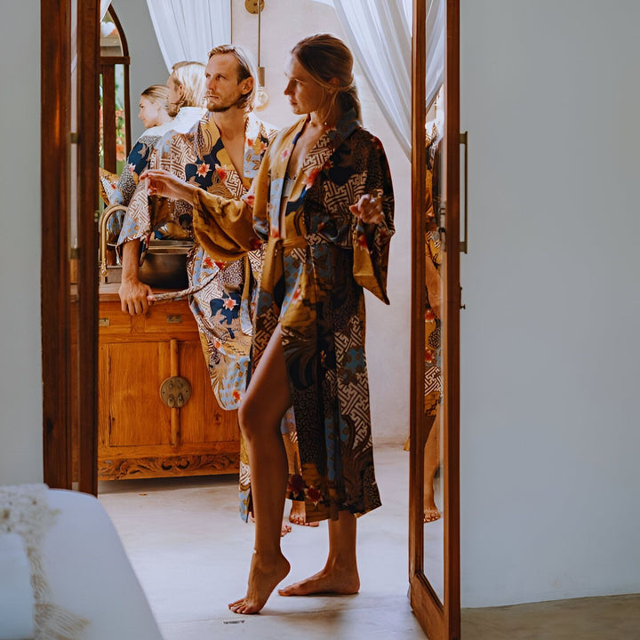 Couple portant des kimonos à motifs dans une ambiance intérieure lumineuse. Vente de kimonos uniques et élégants. Découvrez notre collection de kimonos pour hommes et femmes.