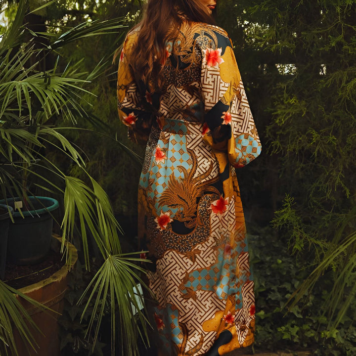 Femme portant un kimono long à motifs complexes, couleurs vives. Vente de kimonos en ligne. Mode femme, style asiatique. Idée cadeau kimono.