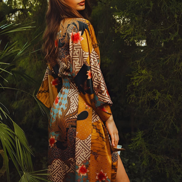 Femme portant un kimono long et coloré avec des motifs floraux et géométriques. Kimonos de qualité, disponibles à l'achat. Mode femme, style kimono.