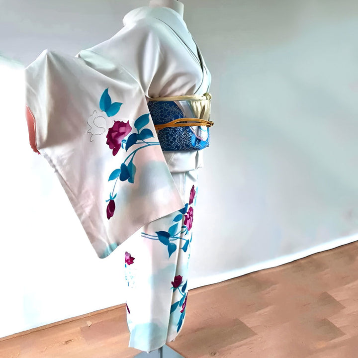 Kimono blanc à fleurs roses et bleues, obi bleu et doré. Vêtements japonais traditionnels. Boutique de kimonos en ligne.