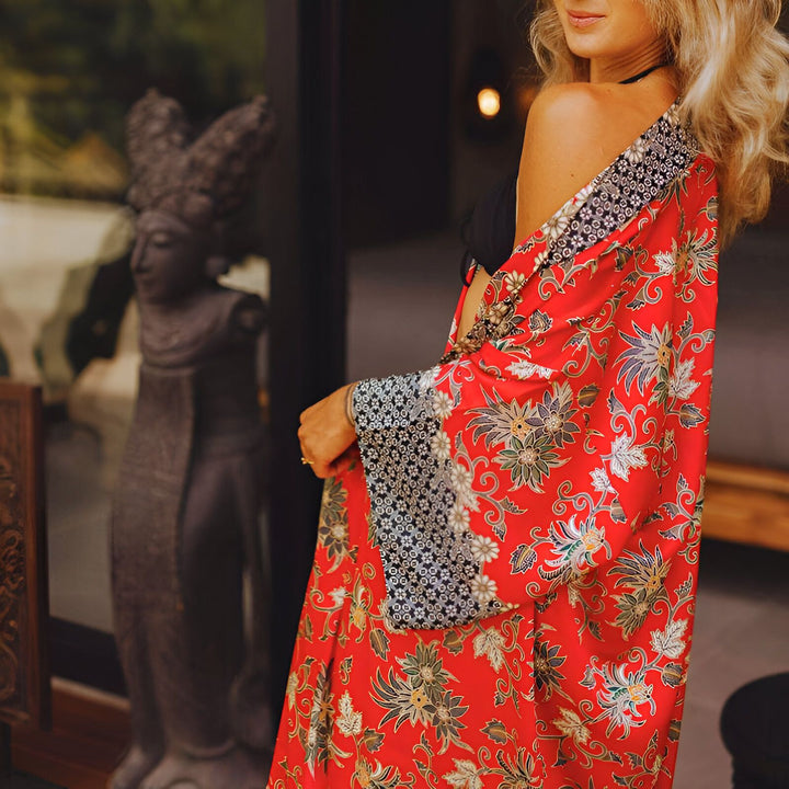 Femme portant un kimono rouge fleuri. Vente de kimonos tendance en ligne. Découvrez notre collection de kimonos uniques et élégants. Kimonos japonais traditionnels et modernes pour toutes les occasions.