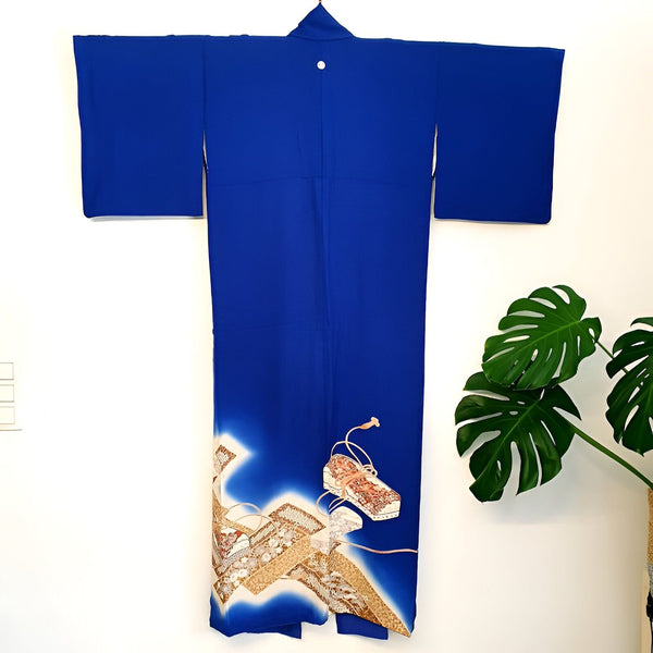Kimono bleu indigo avec motif de chaussures japonaises traditionnelles, idéal pour ajouter une touche d'élégance à votre garde-robe. Découvrez notre collection de kimonos uniques.