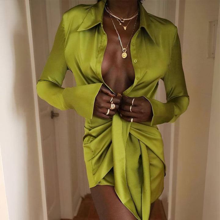 Femme portant une robe verte style kimono en soie, avec des bijoux dorés. Parfait pour un look élégant et décontracté. Découvrez notre collection de kimonos uniques !
