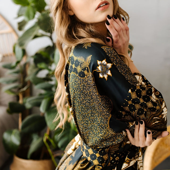 Femme portant un kimono noir imprimé. Vêtements style japonais. Kimonos pour femmes, motifs floraux. Mode kimono en ligne.