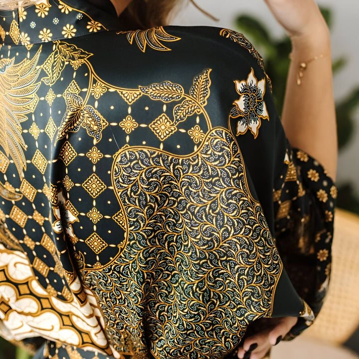 Kimono en soie noire et dorée avec motifs floraux. Vêtements japonais traditionnels. Collection de kimonos pour femmes. Style élégant et raffiné.