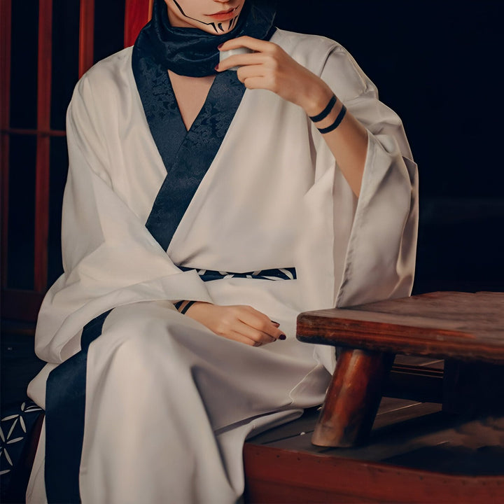 Homme portant un kimono blanc et bleu marine. Vêtements traditionnels japonais en vente. Motif élégant et coupe confortable. Découvrez notre collection de kimonos uniques.