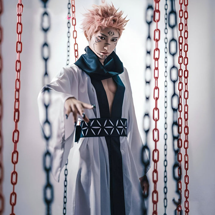 Cosplay de personnage en kimono blanc et noir. Costume de haute qualité en vente. Idéal pour les fans de cosplay et de kimonos traditionnels japonais.