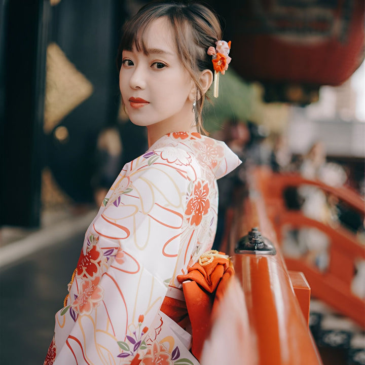 Femme portant un kimono traditionnel japonais à motifs floraux. Vente de kimonos authentiques.