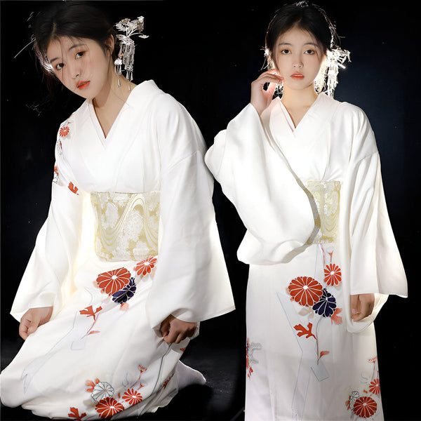 Deux jeunes femmes portant des kimonos blancs avec des motifs floraux rouges et bleus, et des obis décoratifs. Vêtements traditionnels japonais à vendre.