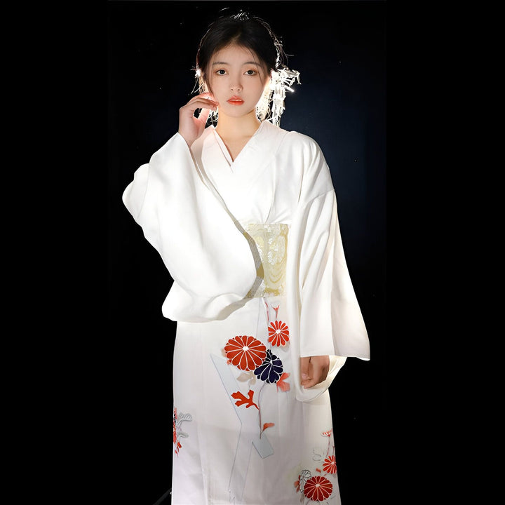 Jeune femme élégante en kimono blanc à motifs floraux. Vêtements japonais traditionnels à vendre.
