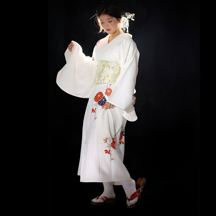 Femme en kimono blanc fleuri. Vêtements traditionnels japonais, vente de kimonos en ligne. Style élégant et raffiné. Découvrez notre collection de kimonos authentiques.