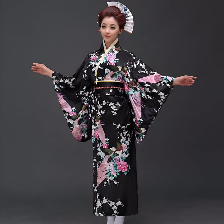 Femme portant un kimono noir à motifs floraux et de paons roses. Vente de kimonos japonais traditionnels et modernes.