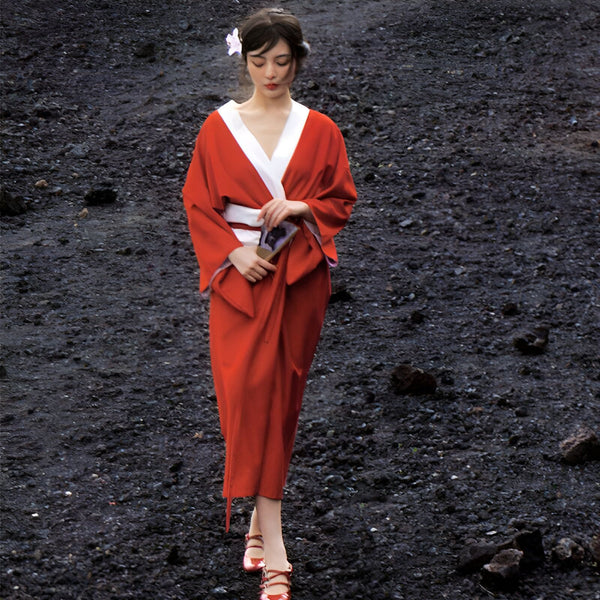 Femme portant un kimono rouge avec ceinture blanche. Kimono traditionnel japonais à vendre. Mode japonaise.
