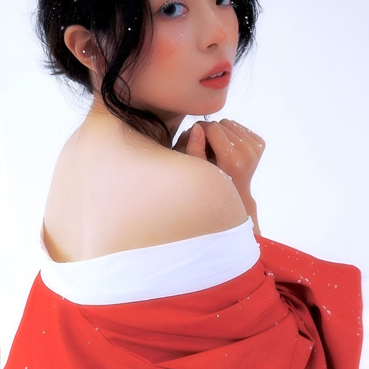 Jeune femme portant un kimono rouge et blanc. Vêtements traditionnels japonais. Découvrez notre collection de kimonos.
