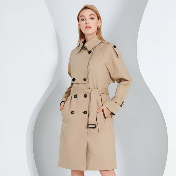 Femme portant un trench-coat beige. Élégance et style, idéal avec un kimono. Découvrez notre collection.