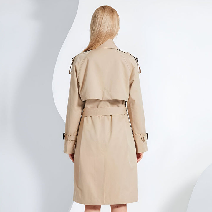 Femme portant un kimono beige de dos. Vente de kimonos élégants en ligne.
