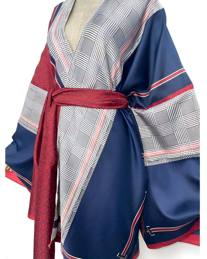 Kimono moderne bleu marine et rouge, motif à carreaux, ceinture rouge nouée. Vêtement d'intérieur élégant et confortable, disponible dans notre boutique.