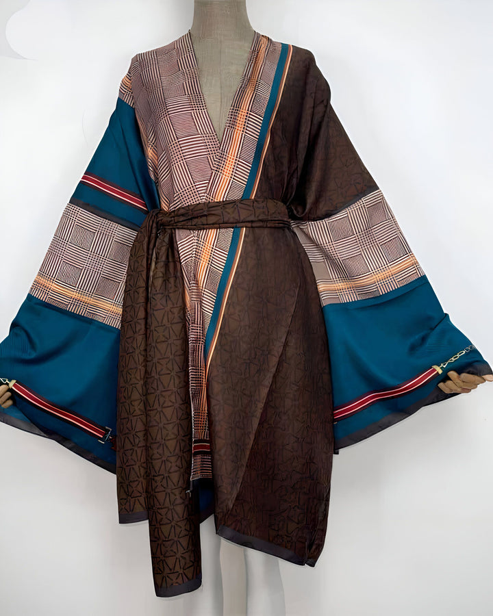 Kimono long multicolore à motifs géométriques et carreaux. Vêtement d'intérieur élégant, idéal pour se détendre avec style. Collection de kimonos originaux.