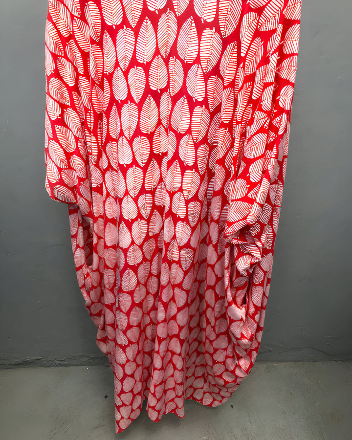 Kimono rouge à motifs de feuilles blanches. Vêtement ample et confortable, idéal pour la détente. Découvrez notre collection de kimonos uniques.