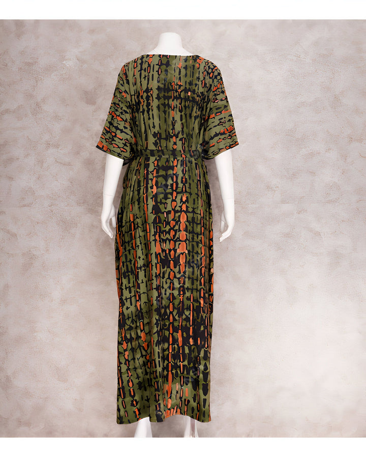 Kimono long vert à motifs orange et noirs, vue arrière. Vêtements amples et confortables. Disponible à l'achat en ligne.