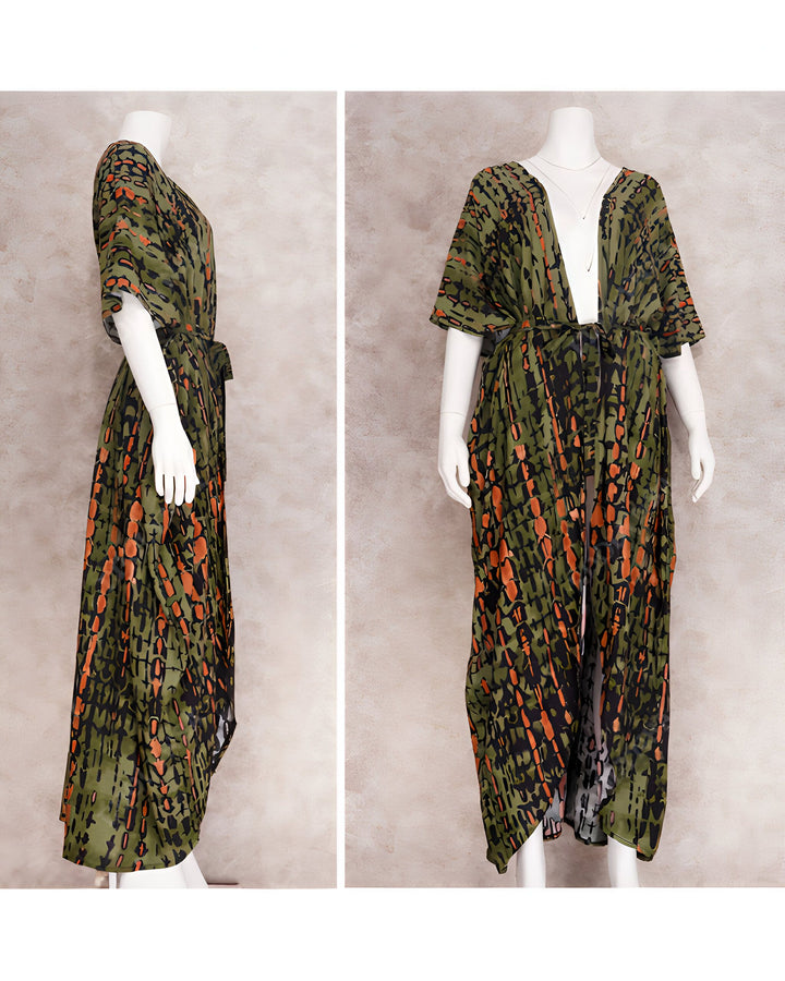 Image de deux mannequins portant des kimonos longs imprimés vert, noir et orange. Kimono avec ceinture. Vente de kimonos en ligne.