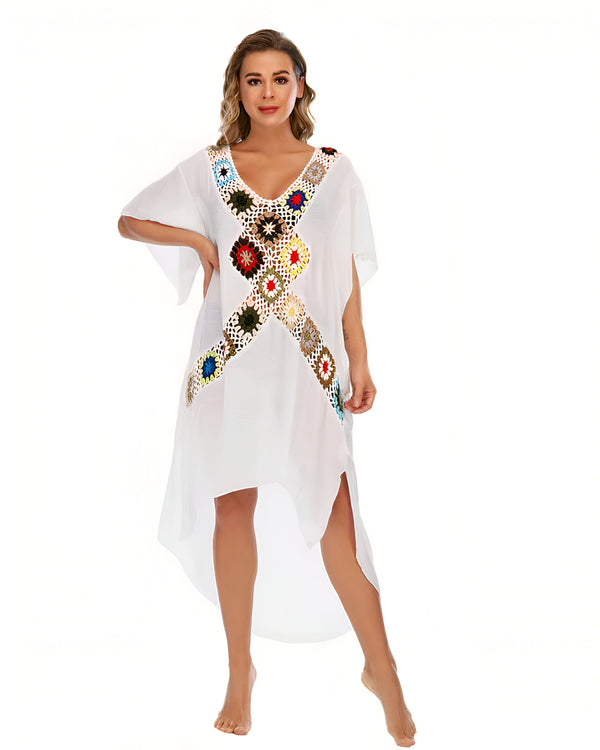 Femme portant un kimono blanc avec des détails en crochet colorés. Vêtements de plage tendance. Kimonos de haute qualité disponibles à l'achat.