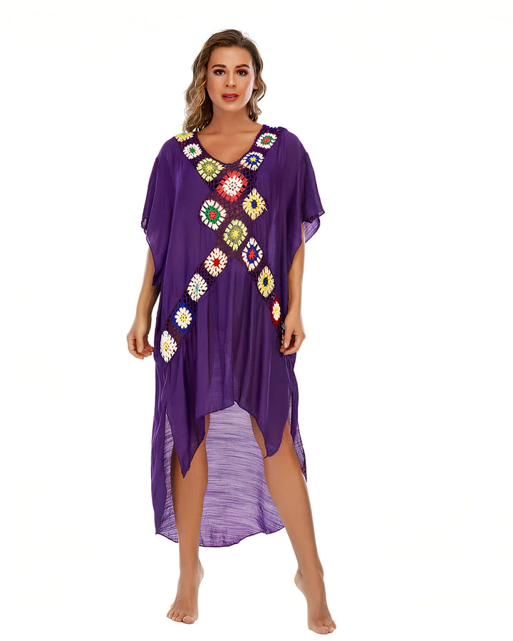 Femme portant un kimono violet ample avec détails crochetés colorés. Vêtement de plage élégant.