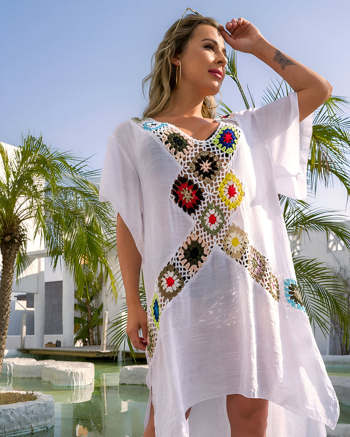 Femme portant un kimono blanc en coton avec des détails en crochet colorés. Idéal pour la plage ou les journées ensoleillées. Vente de kimonos en ligne.