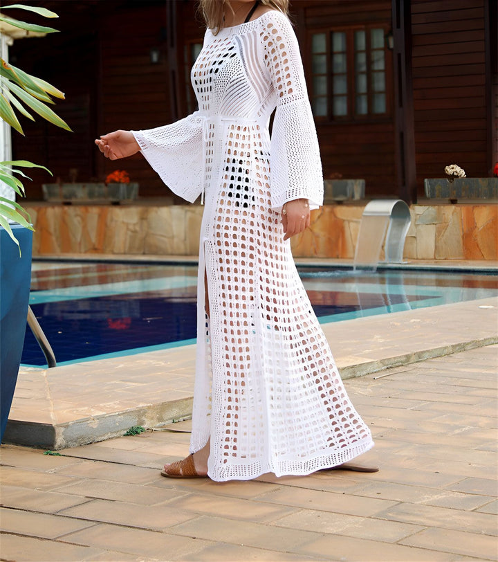 Femme portant un kimono long en crochet blanc près d'une piscine. Vêtements d'été, mode plage, style bohème. Kimono ajouré, manches évasées, look estival chic. Collection de kimonos.