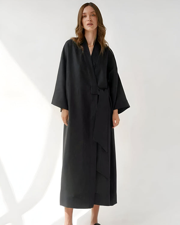 Femme portant un kimono noir élégant. Vêtements de détente japonais modernes et confortables. Découvrez notre collection de kimonos de haute qualité.