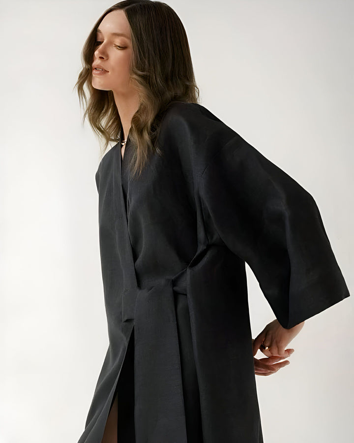 Femme portant un kimono noir élégant. Vente de kimonos de haute qualité. Mode japonaise contemporaine. Style minimaliste et raffiné. Découvrez notre collection.